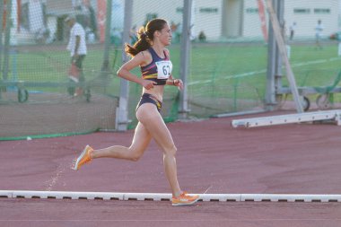DENIZLI, TURKIYE - 16 Temmuz 2022: Balkan Atletizm Şampiyonası sırasında Denizli Albayrak Atletizm Pisti 'nde 3000 metre engelli koşan tanımlanamayan sporcu