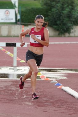 DENIZLI, TURKIYE - 16 Temmuz 2022: Balkan Atletizm Şampiyonası sırasında Denizli Albayrak Atletizm Pisti 'nde 3000 metre engelli koşan tanımlanamayan sporcu