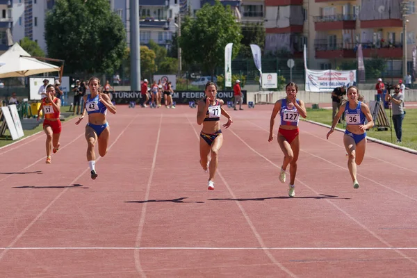 Denizli Turkieye 2022年7月16日 バルカン陸上競技U20選手権中に100メートルを走るアスリートDenizli Albyrakアスレティックトラック — ストック写真