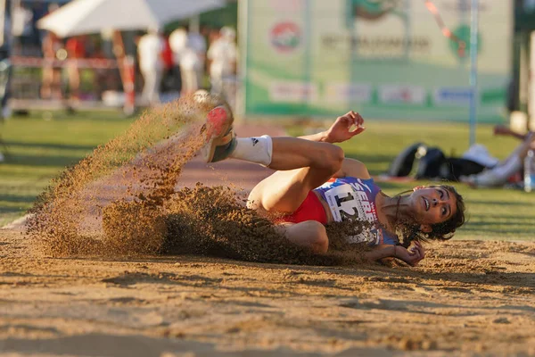 DENIZLI, TURKIYE - 16 Temmuz 2022: Denizli Albayrak Atletizm Pisti 'nde Balkan Atletizm Şampiyonası sırasında tanımlanamayan üçlü atlama