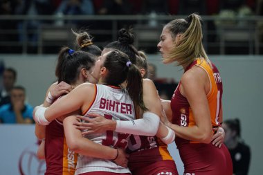 ISTANBUL, TURKIYE - 14 Aralık 2022: Galatasaray HDI Sigorta oyuncuları Burhan Felek Spor Salonu 'nda oynanan Savino Del Bene Scandicci CEV Şampiyonlar Ligi Volesi karşılaşmasında skor puanını kutluyorlar