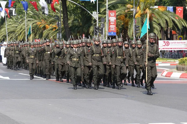 イスタンブール トルコ 2022年8月30日 兵士たちは8月30日の100周年記念トルコ勝利の日パレード中にヴァタン アベニューで行進する — ストック写真