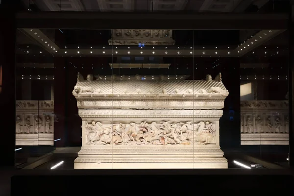 土耳其伊斯坦布尔市伊斯坦布尔考古博物馆的Alexander Sarcophagus — 图库照片