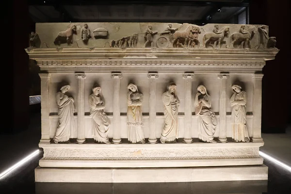 土耳其伊斯坦布尔市伊斯坦布尔考古博物馆中哭泣妇女的石棺 — 图库照片