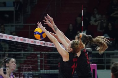 ISTANBUL, TURKIYE - 25 Aralık 2022: Burhan Felek Spor Salonu 'nda oynanan Galatasaray HDI Sigorta-Türk Hava Yollari Türk Sultanları Ligi karşılaşmasında Bahar Toksoy Guidetti ve Kiera Van Ryk