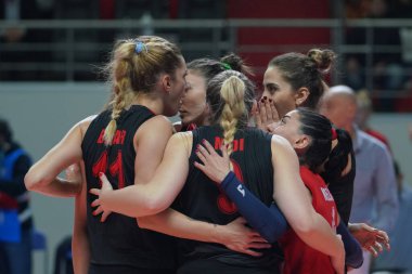 ISTANBUL, TURKIYE - 25 Aralık 2022: Türk Hava Yollari oyuncuları Burhan Felek Spor Salonu 'nda oynanan Galatasaray HDI Sigorta Türk Sultanlar Ligi karşılaşmasında skor puanını kutluyorlar