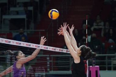 ISTANBUL, TURKIYE - 25 Aralık 2022: Burhan Felek Spor Salonu 'nda oynanan Galatasaray HDI Sigorta-Türk Hava Yollari Türk Sultanları Ligi karşılaşmasında Dicle Nur Babat görev başında