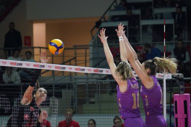 ISTANBUL, TURKIYE - 25 Aralık 2022: Aycin Akyol ve Anthi Vasilantonaki, Burhan Felek Spor Salonu 'nda oynanan Galatasaray HDI Sigorta-Türk Hava Yollari Türk Sultanları Ligi karşılaşmasında eylem halindeler