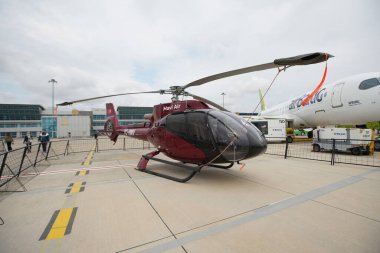 ISTANBUL, TURKIYE - ECTOBER 08, 2022: Mavi Hava Yolları Eurocopter EC130 İstanbul Atatürk Havalimanı 'ndaki İstanbul Hava Gösterisinde