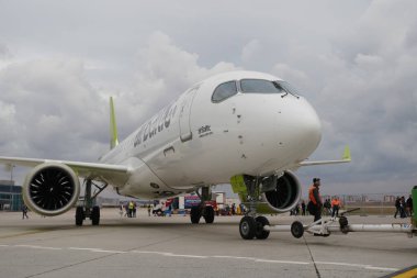 ISTANBUL, TURKIYE - ECTOBER 08, 2022: Air Baltic Airbus A220-371 (5165) İstanbul Atatürk Havalimanı 'ndaki İstanbul Hava Gösterisi