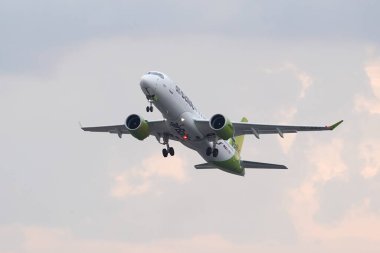 ISTANBUL, TURKIYE - 08 Ekim 2022: Air Baltic Airbus A220-371 (5165) İstanbul Atatürk Havalimanı 'ndan kalkış