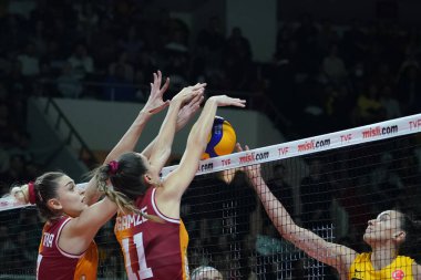 ISTANBUL, TURKIYE - 10 Aralık 2022: Fatma Beyaz ve Gamze Kılıç, Burhan Felek Spor Salonu 'nda oynanan Galatasaray HDI Sigorta Vakfbank Türkiye Sultanlar Ligi karşılaşmasında eylem halindeler