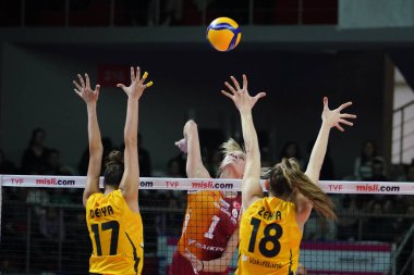 ISTANBUL, TURKIYE - 10 Aralık 2022: Anthi Vasilantonaki, Burhan Felek Spor Salonu 'nda oynanan Galatasaray HDI Sigorta Vakfbank Türkiye Sultanlar Ligi karşılaşmasında eylem halindeydi