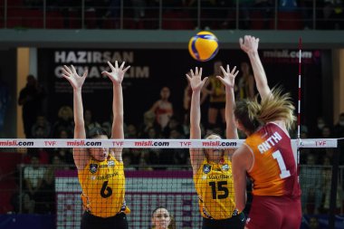 ISTANBUL, TURKIYE - 10 Aralık 2022: Anthi Vasilantonaki, Burhan Felek Spor Salonu 'nda oynanan Galatasaray HDI Sigorta Vakfbank Türkiye Sultanlar Ligi karşılaşmasında eylem halindeydi