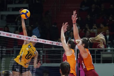 ISTANBUL, TURKIYE - 10 Aralık 2022: Gabriela Guimaraes, Burhan Felek Spor Salonu 'nda oynanan Galatasaray HDI Sigorta Vakfbank Türkiye Sultanlar Ligi karşılaşmasında eylem halindeydi