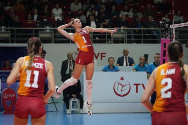 ISTANBUL, TURKIYE - 10 Aralık 2022: Anthi Vasilantonaki, Burhan Felek Spor Salonu 'nda oynanan Galatasaray HDI Sigorta Vakfbank Türkiye Sultanlar Ligi karşılaşmasında eylem halindeydi