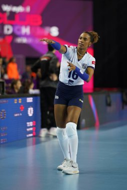 ANTALYA, TURKIYE - 18 Aralık 2022: Priscila Souza, Antalya Spor Salonu 'nda oynanan Dünya Voleybol Şampiyonası' nda Gerdau Minas - Eczacibasi Dynavit 5VB Voleybol Şampiyonası karşılaşmasından önce ısınıyor