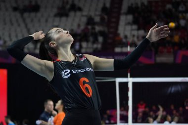 ANTALYA, TURKIYE - 18 Aralık 2022: Gerdau Minas - Eczacibasi Dynavit 5VB Voleybol Kadınlar Dünya Kulüpler Şampiyonası karşılaşmasında Saliha Şahin ısındı