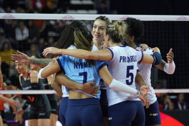 ANTALYA, TURKIYE - 18 Aralık 2022: Gerdau Minas oyuncuları, Antalya Spor Salonu 'nda oynanan Dünya Voleybol Şampiyonası' nda Eczacibasi Dynavit 5VB voleybol Şampiyonası sırasında skor puanını kutluyorlar