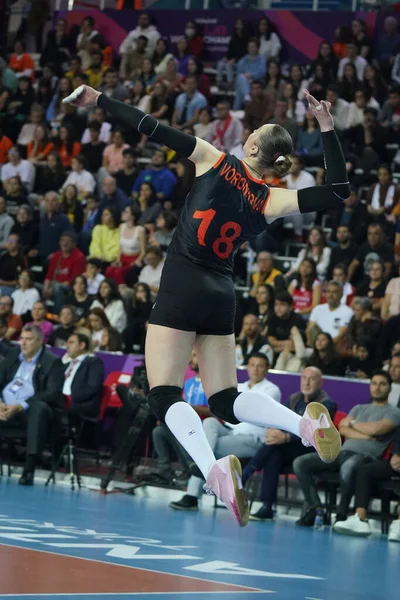 Antalya Turkiye 2022年12月18日 Irina Voronkova在Gerdau Minas对Eczacibasi Dyněfivb排球女子俱乐部在安塔利亚体育馆举行的世界锦标赛中服役 — 图库照片
