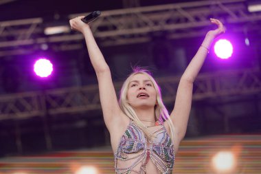 İSTANBUL, TURKIYE - 23 Nisan 2023: Türk Şarkıcı Aleyna Tilki 23 Nisan Ulusal Egemenlik ve Çocuk Günü boyunca konser