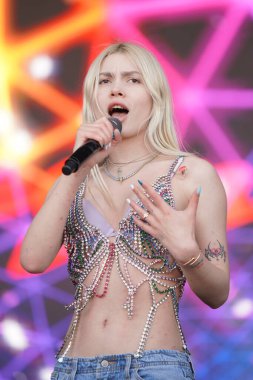 İSTANBUL, TURKIYE - 23 Nisan 2023: Türk Şarkıcı Aleyna Tilki 23 Nisan Ulusal Egemenlik ve Çocuk Günü boyunca konser