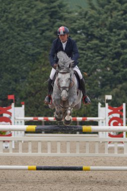 BURSA, TURKIYE - Nisan 09, 2023: Türkiye Binicilik Federasyonu yarışında kimliği belirsiz binici atla atladı