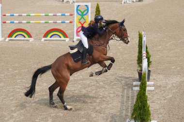 BURSA, TURKIYE - Nisan 09, 2023: Türkiye Binicilik Federasyonu yarışında kimliği belirsiz binici atla atladı