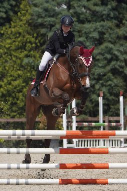 BURSA, TURKIYE - NİSAN 08, 2023: Türkiye Binicilik Federasyonu yarışında kimliği belirsiz binici atla atladı