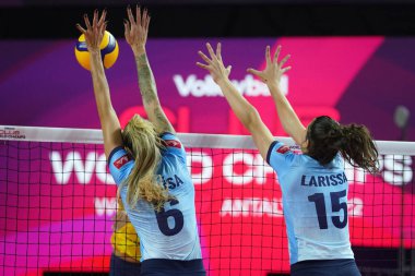 ANTALYA, TURKIYE - 17 Aralık 2022: Thaisa Menezes ve Larissa Brandao Imoco Volley Conegliano, Gerdau Minas 'a karşı Dünya Voleybol Şampiyonası Dünya Voleybol Şampiyonası karşılaşmasında