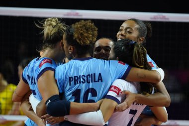 ANTALYA, TURKIYE - 17 Aralık 2022: Gerdau Minas oyuncuları, Antalya Spor Salonu Dünya Voleybol Şampiyonası 'nda oynanan Imoco Volley Conegliano 5.