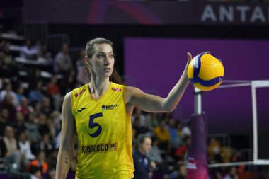 ANTALYA, TURKIYE - 17 Aralık 2022: Imoco Volley Conegliano 'da Robin De Kruijf, Antalya Spor Salonu' nda Gerdau Minas FiVB Voleybol Kadınlar Dünya Kulüpler Şampiyonası karşılaşması