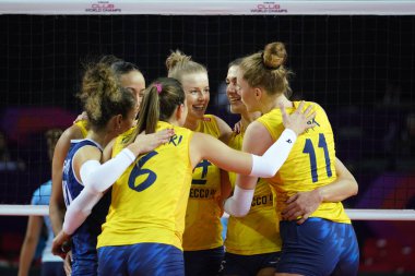 ANTALYA, TURKIYE - 17 Aralık 2022: Imoco Volley Conegliano oyuncuları Gerdau Minas 5VB Voleybol Kadınlar Kulübü Dünya Şampiyonası maçında skor puanını kutluyorlar