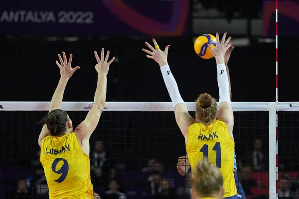 ANTALYA, TURKIYE - 17 Aralık 2022: Marina Lubian ve Isabelle Haak Imoco Volley Conegliano - Gerdau Minas FiVB Dünya Voleybol Şampiyonası Dünya Voleybol Şampiyonası karşılaşmasında