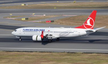 ISTANBUL, TURKIYE - Ağustos 06, 2022: Türk Hava Yolları Boeing 737-8MAX (60054) İstanbul Uluslararası Havaalanına indi