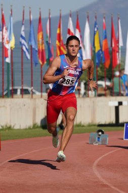 DENIZLI, TURKIYE - 16 Temmuz 2022: Balkan Atletizm Şampiyonası sırasında Denizli Albayrak Atletizm Pisti 'nde 400 metre koşan tanımlanamayan sporcu