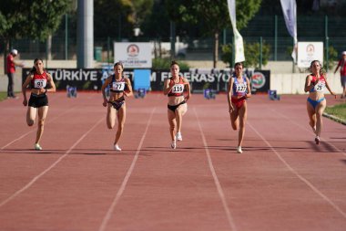 DENIZLI, TURKIYE - 16 Temmuz 2022: Balkan Atletizm Şampiyonası sırasında Denizli Albayrak Atletizm Pisti 'nde 100 metre koşan sporcular