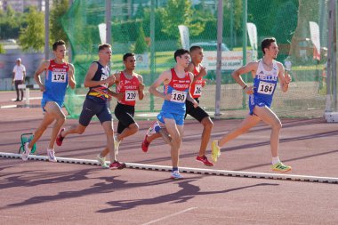 DENIZLI, TURKIYE - 16 Temmuz 2022: Denizli Albayrak Atletizm Pisti 'nde Balkan Atletizm Şampiyonası sırasında koşan sporcular