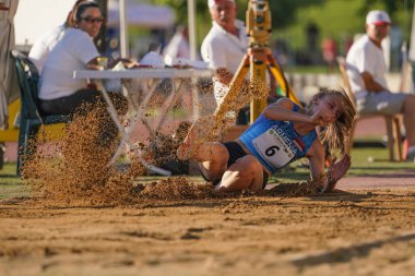 DENIZLI, TURKIYE - 16 Temmuz 2022: Denizli Albayrak Atletizm Pisti 'nde Balkan Atletizm Şampiyonası sırasında tanımlanamayan üçlü atlama