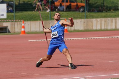 DENIZLI, TURKIYE - 17 Temmuz 2022: Balkan Atletizm Şampiyonası sırasında Denizli Albayrak Atletizm Pisti 'nde tanımlanamayan atlet cirit atma
