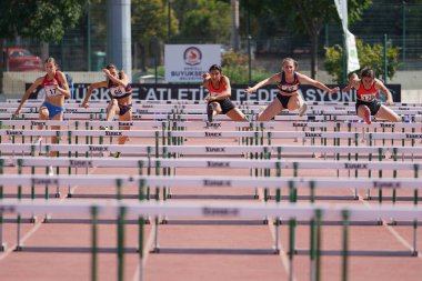 DENIZLI, TURKIYE - 17 Temmuz 2022: Balkan Atletizm Şampiyonası sırasında Denizli Albayrak Atletizm Pisti 'nde 100 metre engelli koşan sporcular