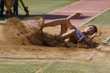 DENIZLI, TURKIYE - 17 Temmuz 2022: Balkan Atletizm Şampiyonası sırasında Denizli Albayrak Atletizm Pisti 'nde uzun atlama