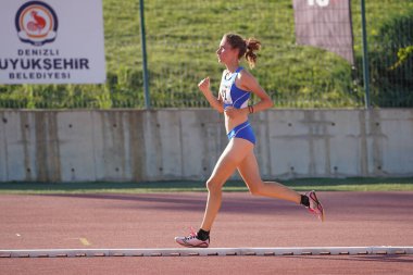 DENIZLI, TURKIYE - 17 Temmuz 2022: Denizli Albayrak Atletizm Pisti 'nde Balkan Atletizm Şampiyonası sırasında koşan tanımlanamayan sporcu