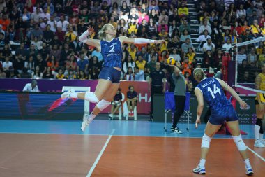 ANTALYA, TURKIYE - 18 Aralık 2022: Kathryn Plummer, Antalya Spor Salonu 'nda oynanan Dünya Voleybol Şampiyonası Finali' nde Imoco Volley Conegliano, Vakıfbank FiVB Voleybol Kadınlar Kulübü Finali 'ne karşı ısınmadan önce