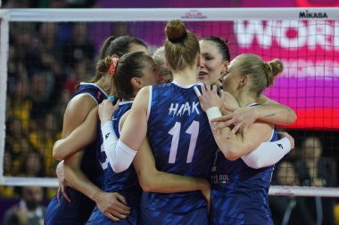 ANTALYA, TURKIYE - 18 Aralık 2022: Imoco Volley Conegliano oyuncuları, Antalya Spor Salonu 'nda oynanan Beşli Voleybol Kadınlar Dünya Şampiyonası Finali' nde skor puanını kutluyorlar