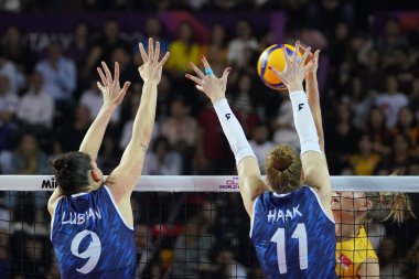 ANTALYA, TURKIYE - 18 Aralık 2022: Marina Lubian ve Isabelle Haak Imoco Volley Conegliano - Vakıfbank Beşli Voleybol Kadınlar Dünya Kulüpler Şampiyonası Finali karşılaşmasında