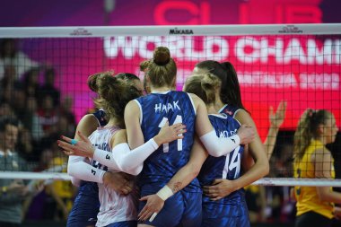 ANTALYA, TURKIYE - 18 Aralık 2022: Imoco Volley Conegliano oyuncuları, Antalya Spor Salonu 'nda oynanan Beşli Voleybol Kadınlar Dünya Şampiyonası Finali' nde skor puanını kutluyorlar