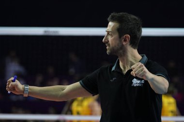 ANTALYA, TURKIYE - 18 Aralık 2022: Imoco Volley Conegliano koçu Daniele Santarelli, Vakıfbank 5VB Voleybol Kadınlar Kulübü Dünya Şampiyonası final maçı Antalya Spor Salonu 'nda