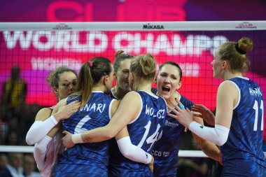 ANTALYA, TURKIYE - 18 Aralık 2022: Imoco Volley Conegliano oyuncuları, Antalya Spor Salonu 'nda oynanan Beşli Voleybol Kadınlar Dünya Şampiyonası Finali' nde skor puanını kutluyorlar