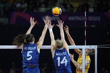 ANTALYA, TURKIYE - 18 Aralık 2022: Robin De Kruijf ve Joanna Wolosz Imoco Volley Conegliano - Vakıfbank Beşli Voleybol Kadınlar Kulübü Dünya Şampiyonası Finali karşılaşmasında